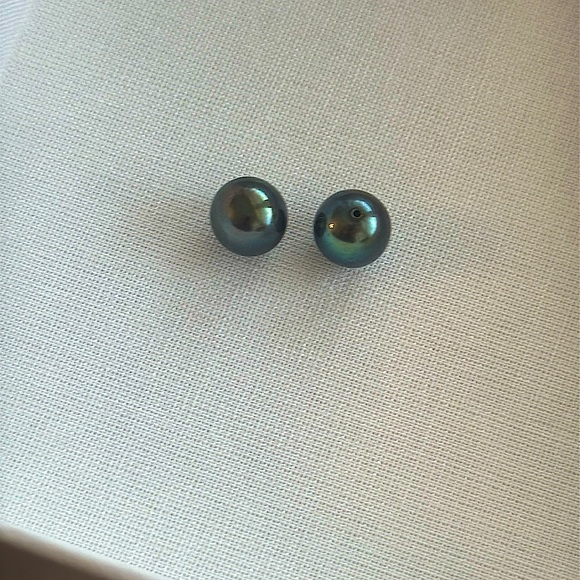 Pair of luster green/blue Tahitian Pearls - Picture 1 of 1